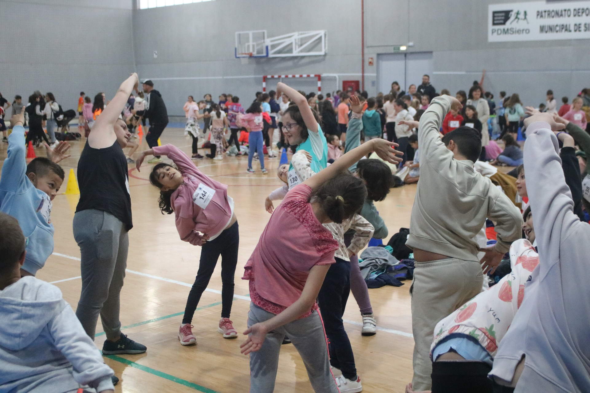 Los alumnos, realizando ejercicios de calentamiento antes de la carrera