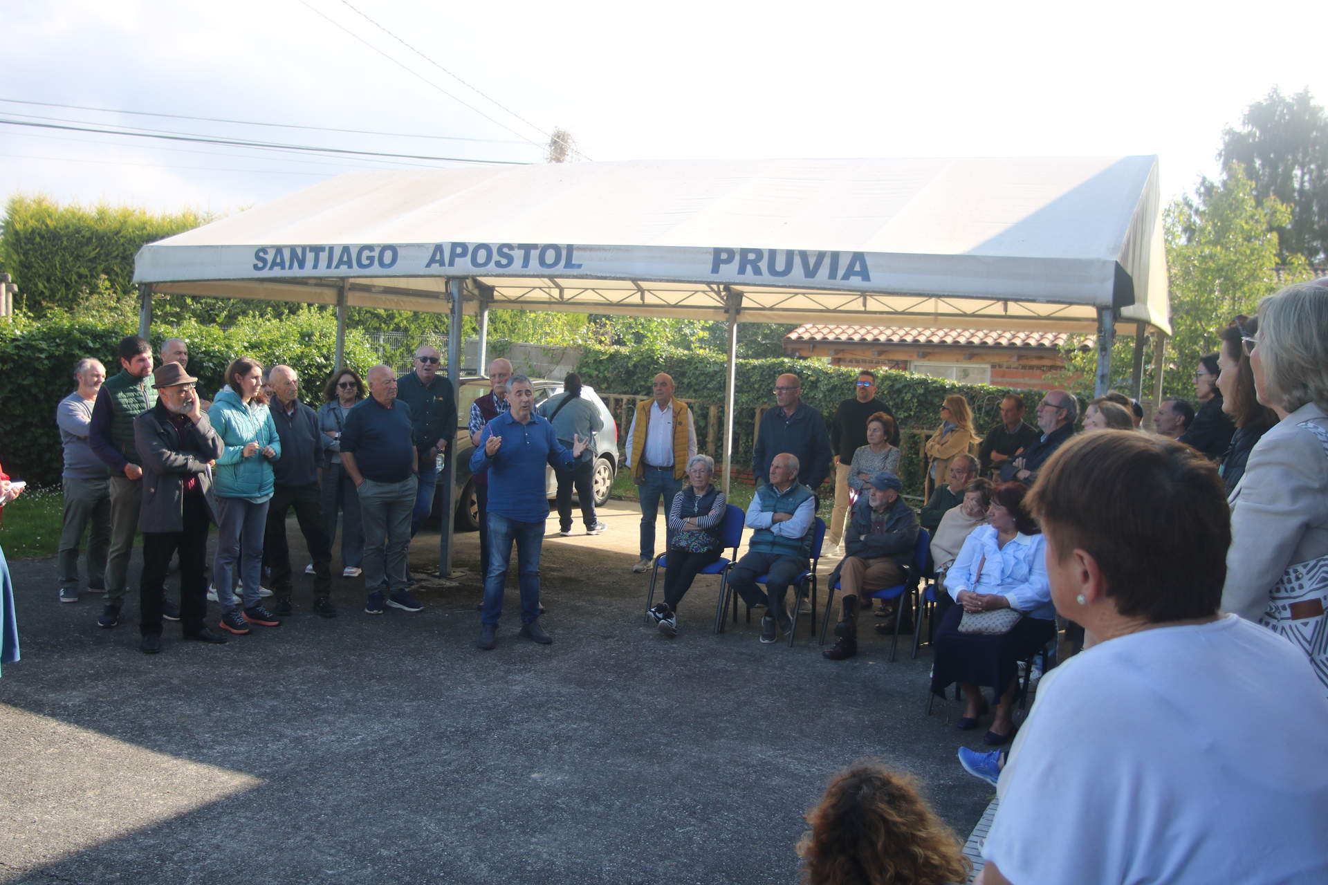 Gonzalo Bengoa, de IU, se dirige a los asistentes, con Arturo González, Manuel Valcárcel y Ruth García, coordinadora de IU, a la izquierda