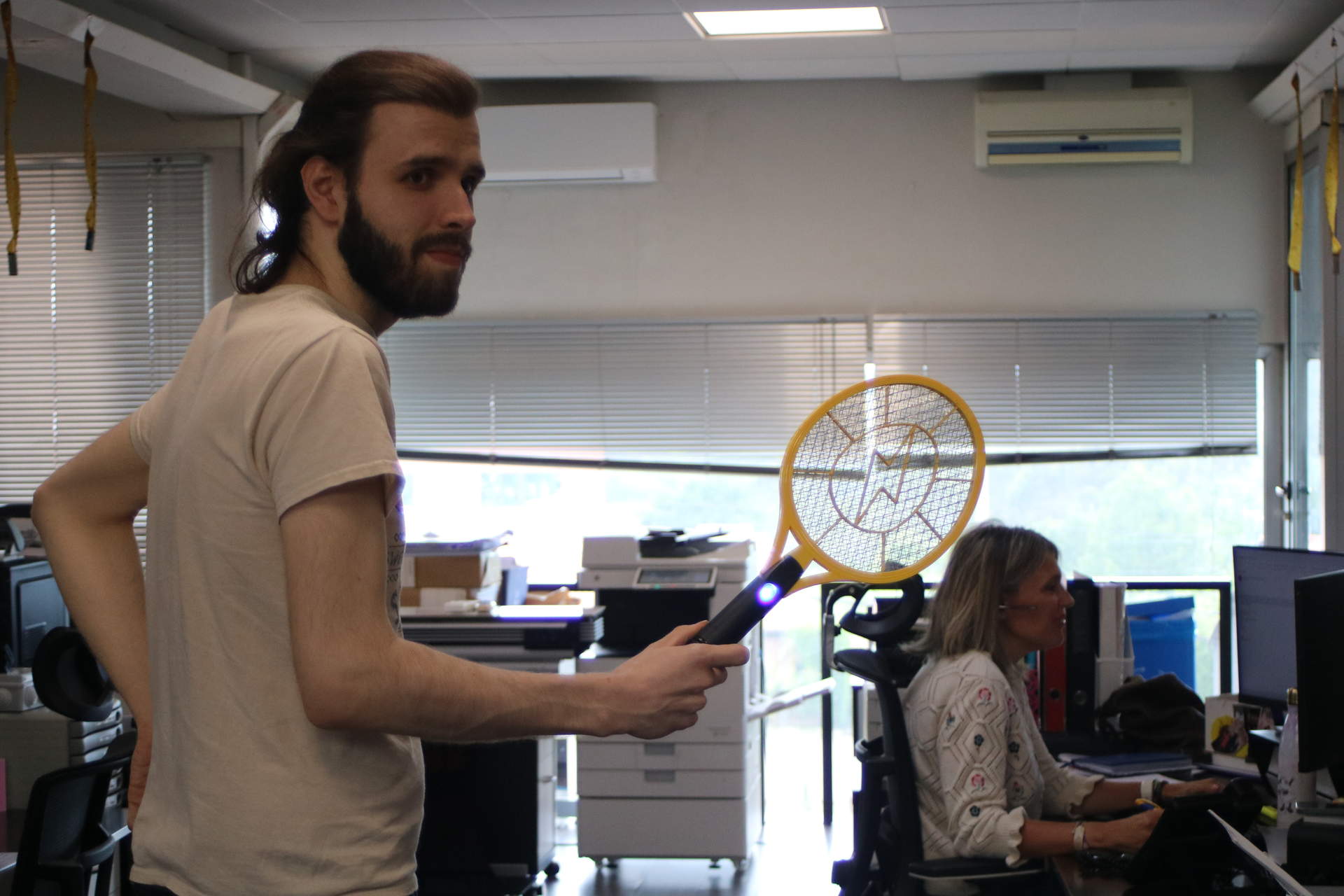 Adrián Llana de caza con su matamoscas eléctrico