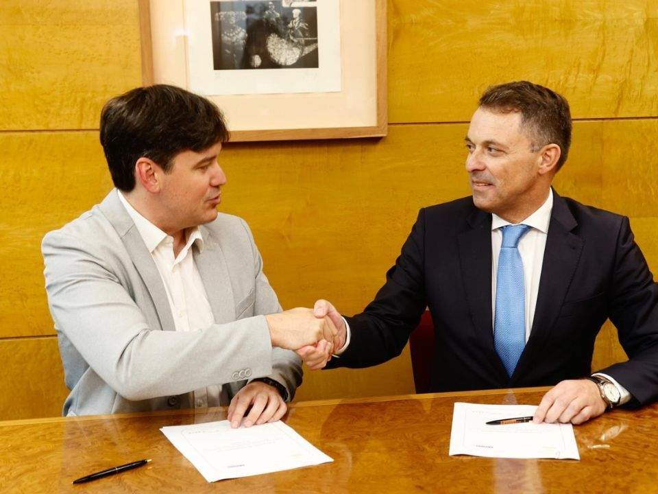 (De izda a dcha): Borja
Sánchez García, presidente de Asturex y Rafael González Menéndez, subdirector general de Caja Rural de Asturias.