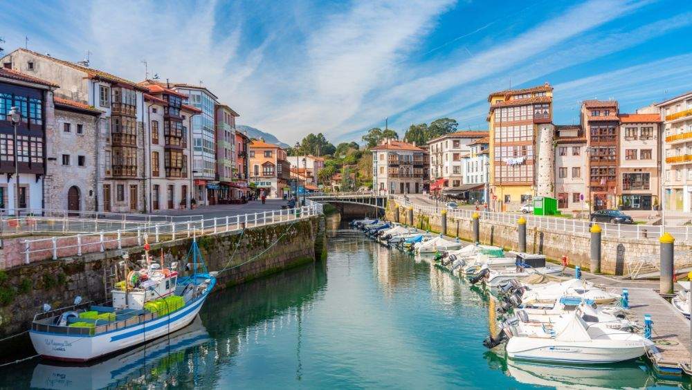 Puerto deportivo de Llanes.
Mampiris