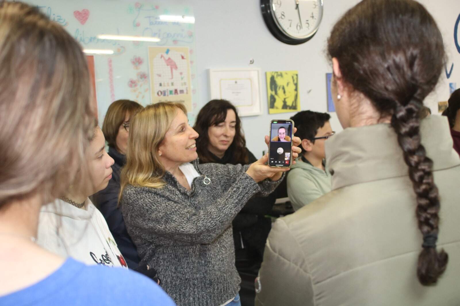 Raquel Fríes junto a los alumnos en un momento de la charla