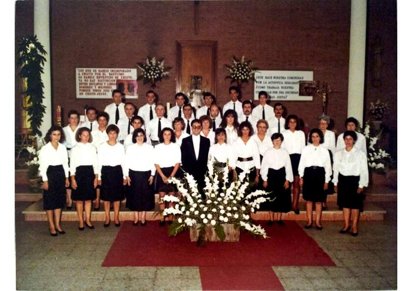 Primera formación de la Coral Polifónica de Llanera, en el año 1988
