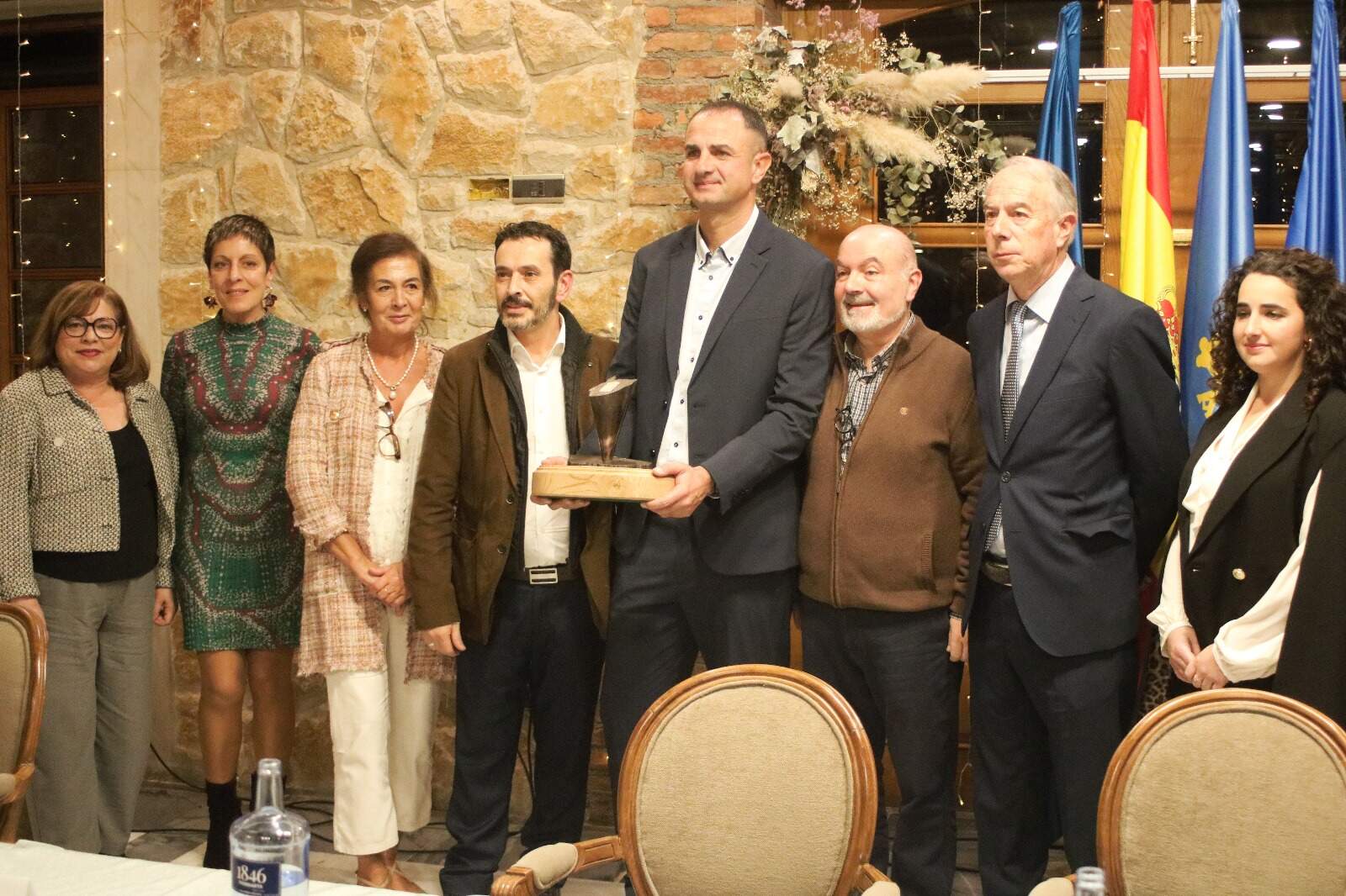 Los miembros del jurado posan junto al presidente de la UD Llanera