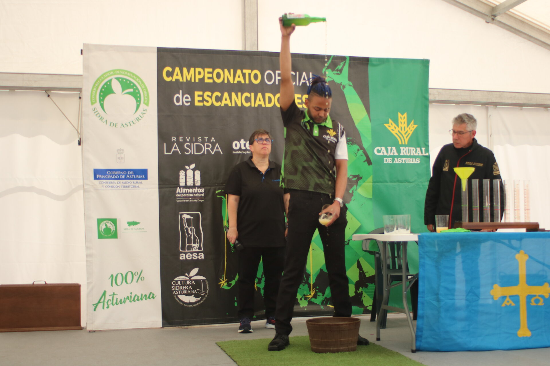 Uno de los participantes, echando un culín durante el concurso