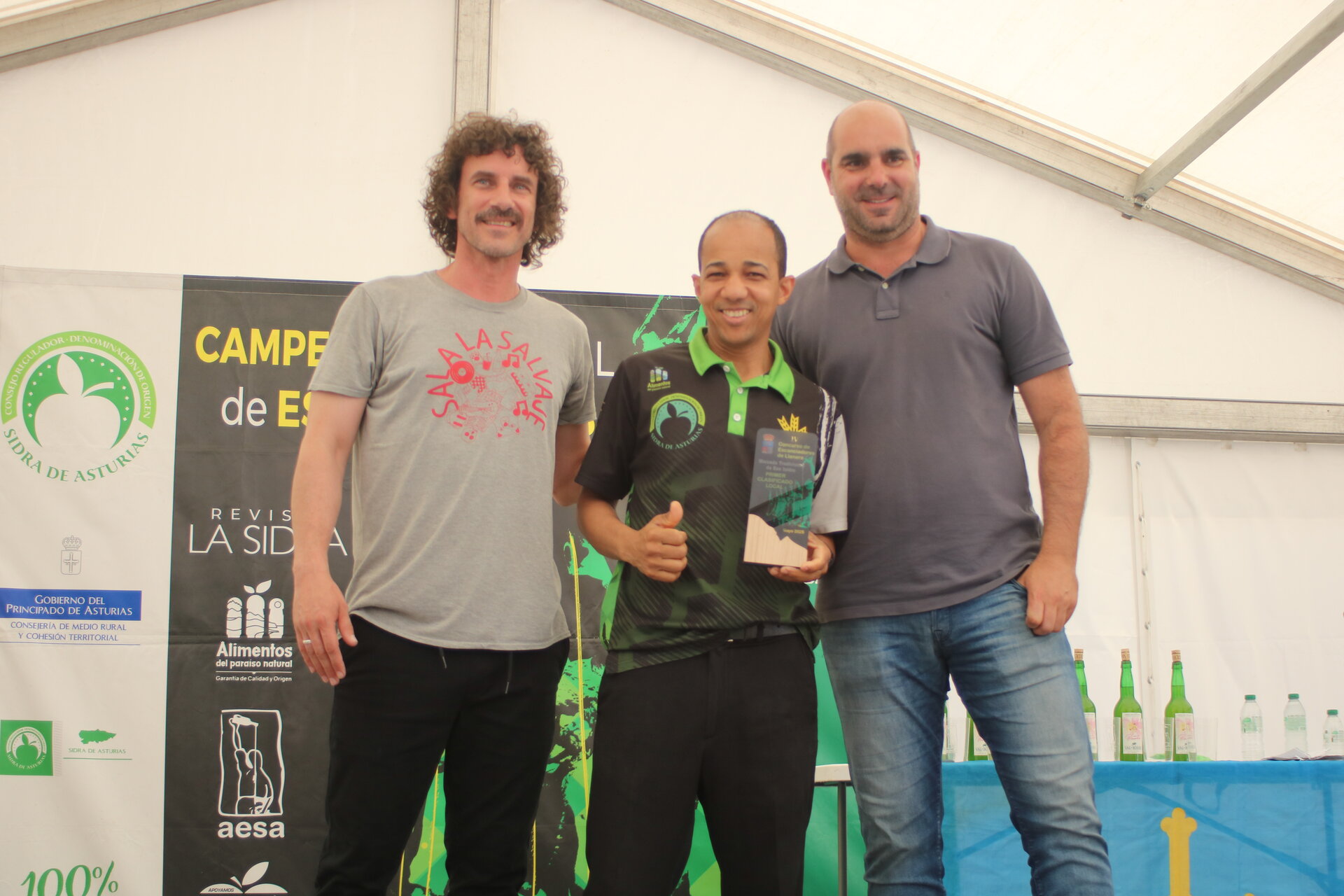 El campeón, Wilkin Aquiles, flanqueado por Iván Pérez, a la izda y Daniel Ruíz