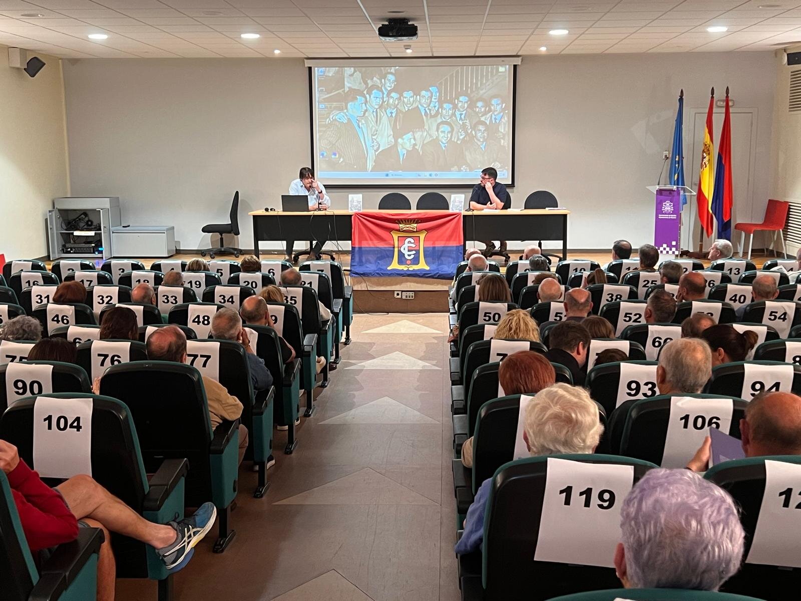 Aspecto que presentaba el salón de actos de la Casa de cultura de Noreña