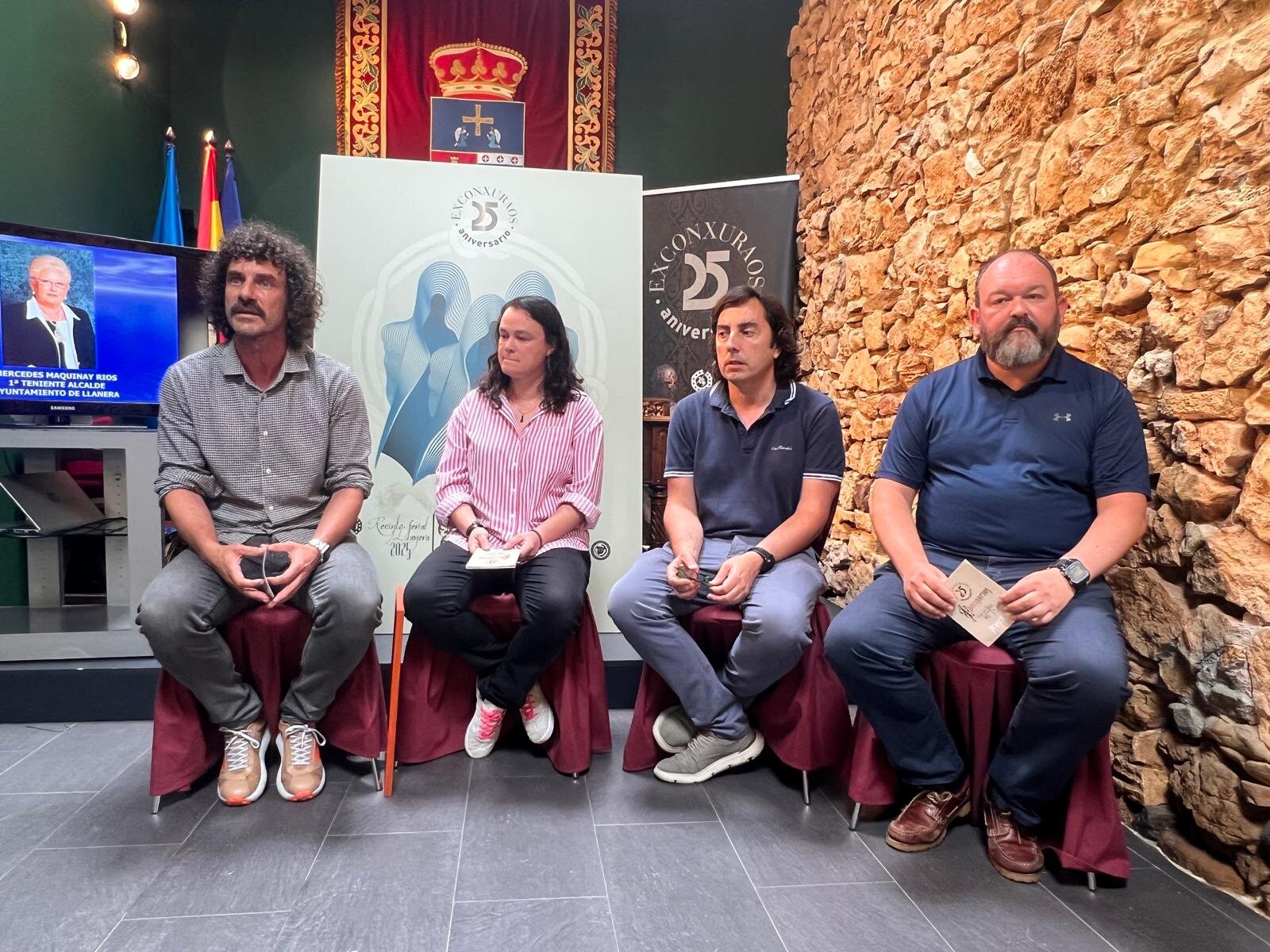 A la izda, Iván Pérez junto a Eugenia del Valle, Gerardo Sanz y David del Valle, con una imagen de Mercedes Maquinay junto al cartel del 25 aniversario
