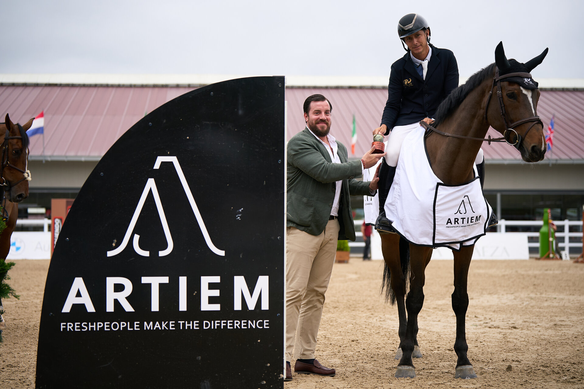 El jinete Hugo Álvarez Amaro, ganador del Trofeo Artiem junto a Guillermo Díaz Aliaga, director comercial y de operaciones de ARTIEM Hotels (Photo by Manuel Queimadelos/Oxer Sport/Quality Sport Images)