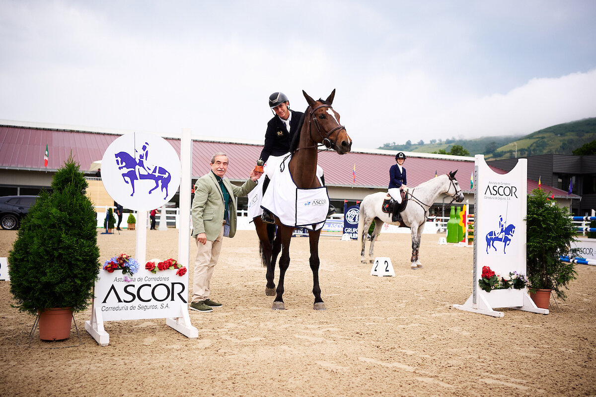 Hugo Álvarez Amaro también se hizo con el trofeo Ascor. En la foto junto a José Manuel Valdés, Consejero Delegado de ASCOR (Foto de Manuel Queimadelos/Oxer Sport/Quality Sport Images)