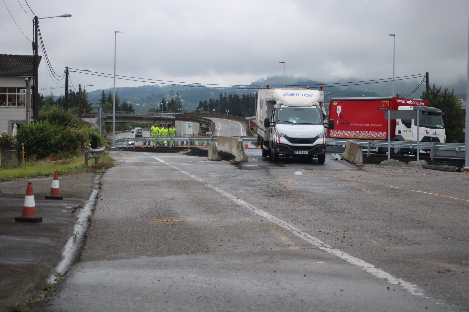 En primer plano, la antígua carretera y al fondo, la subida que lleva hasta Argüelles, cerradas por un quitamiedos