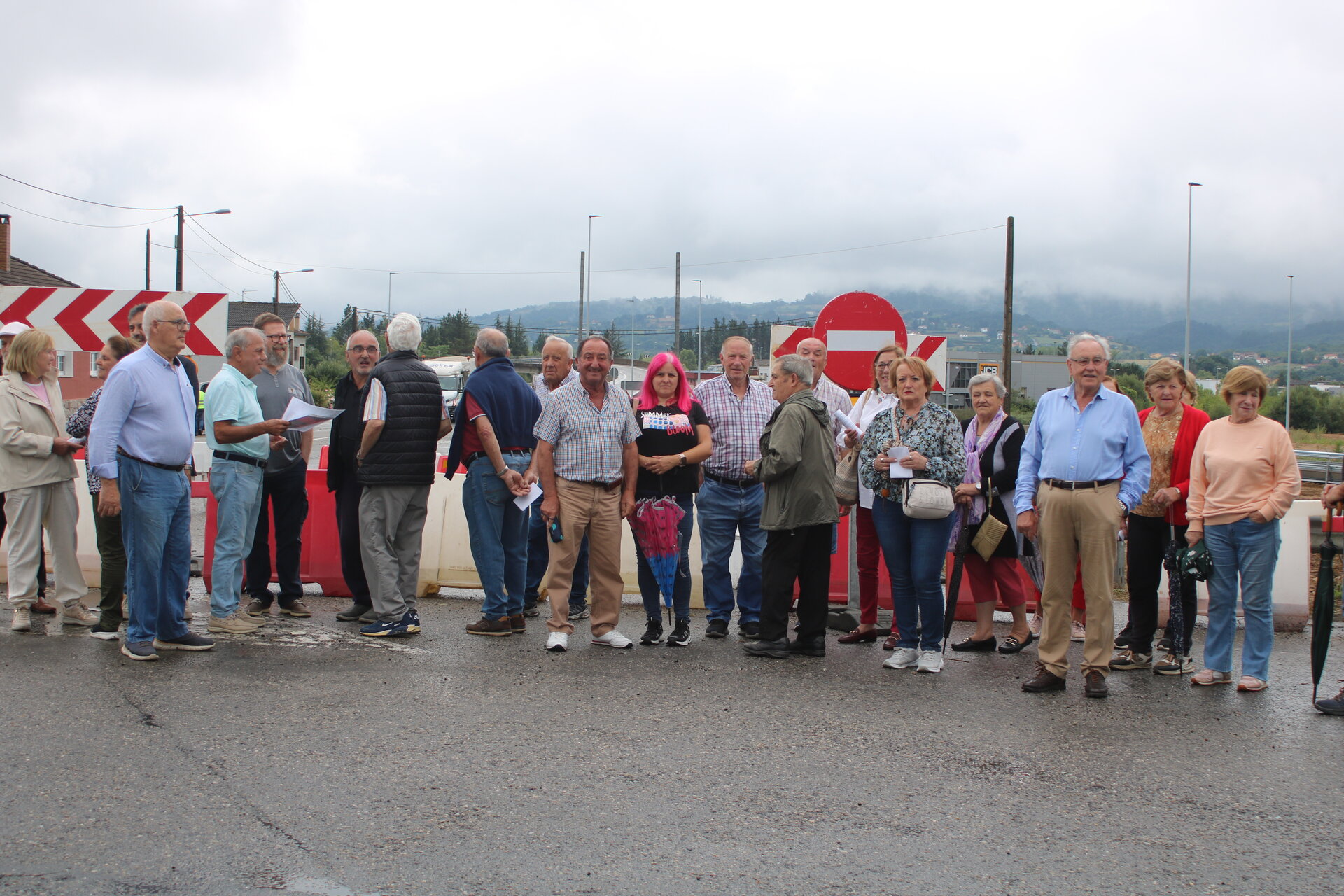 Algunos de lo vecinos que acudieron a la concentración en San Miguel de la Barreda