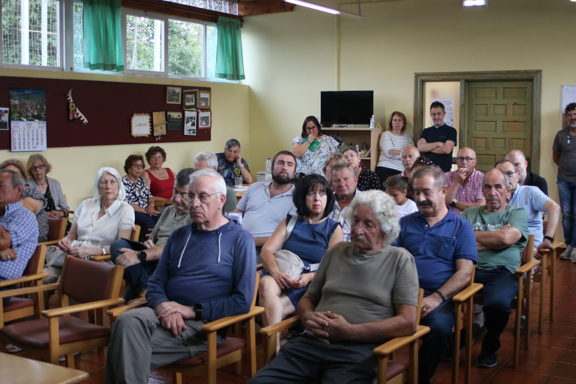 Algunos de los vecinos que acudieron a la reunión de ayer en Cayés