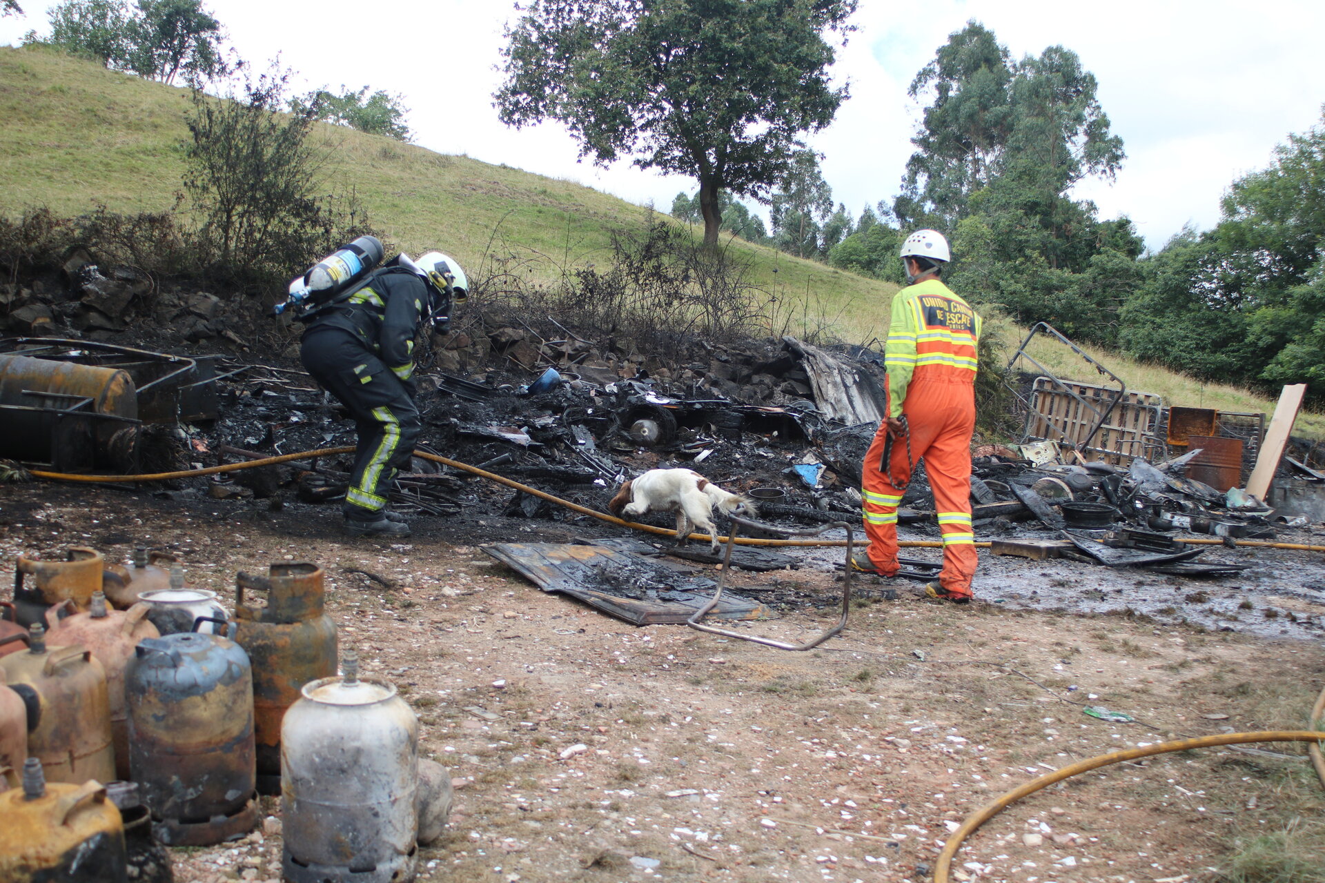 La Unidad Canina de Emergencia y un dron peinaron la zona, descartando la presencia de víctimas