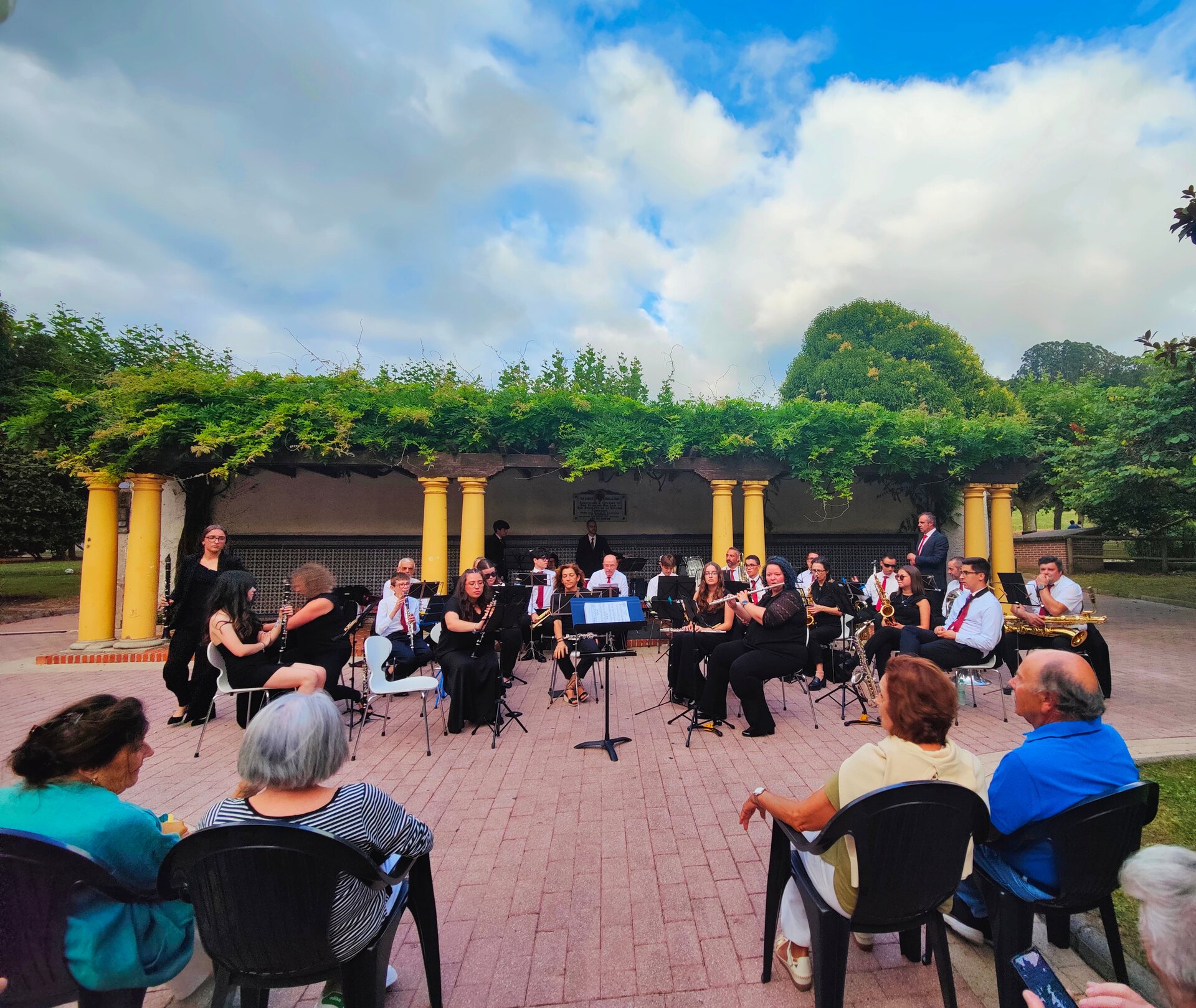 La Banda en la Pérgola (2)
