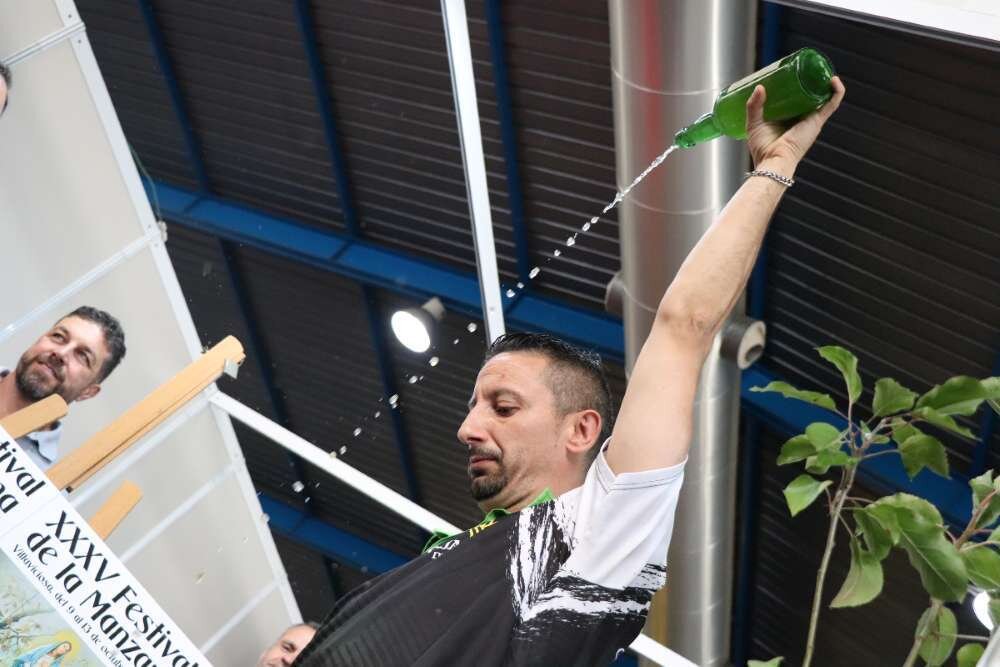 Andrés Menéndez Villar, escanciador del Concurso Oficial de Escanciadores de Asturias