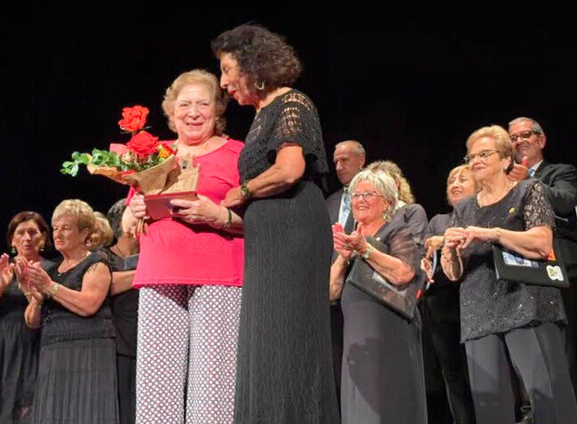 Mary, de Los Caserinos, recibe el premio Empresa