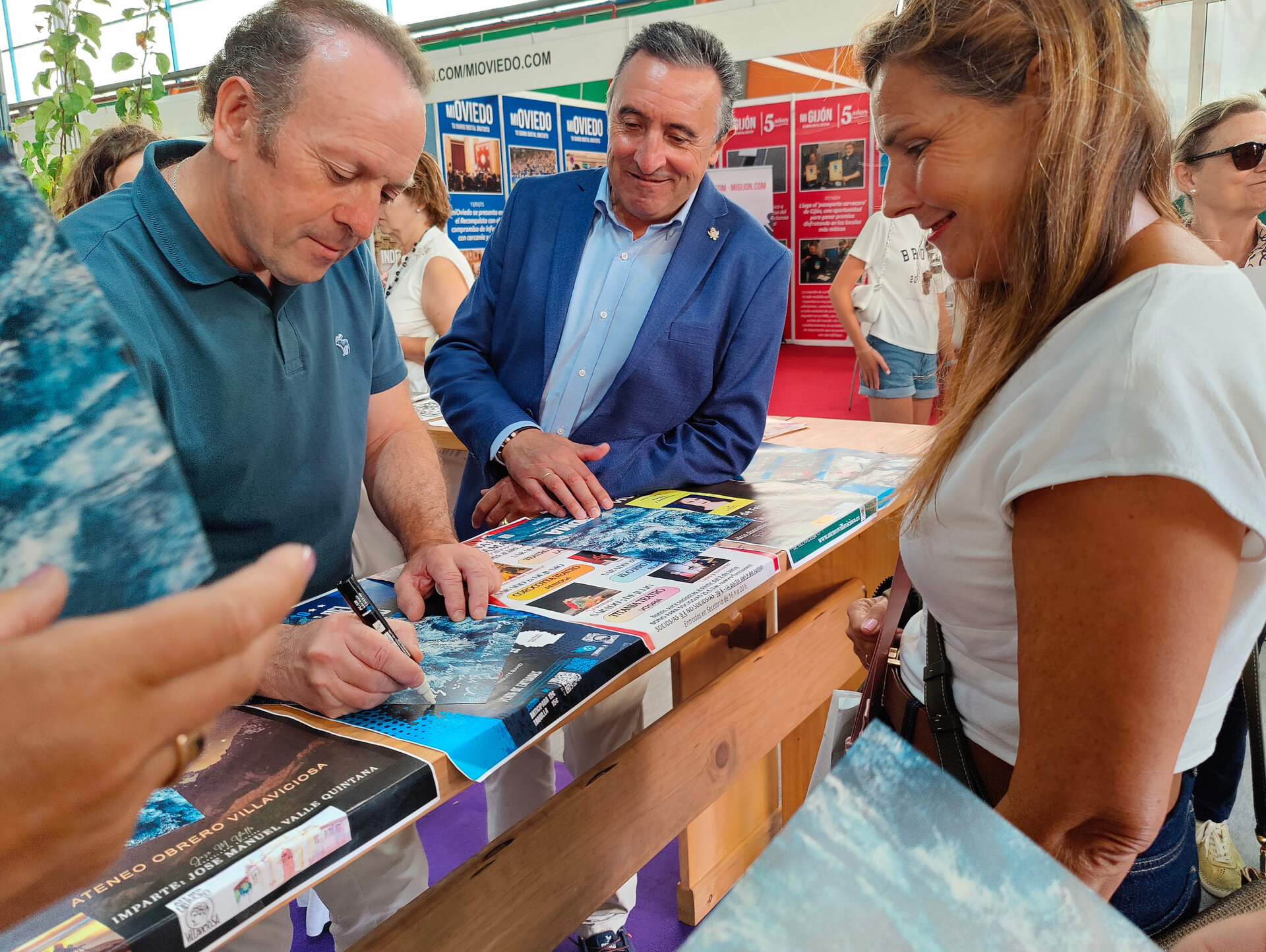 Guillermo Simón firmando carteles