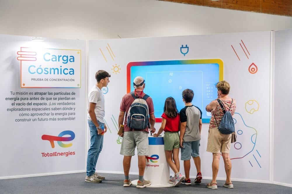Visitantes del pabellón de TotalEnergies en FIDMA