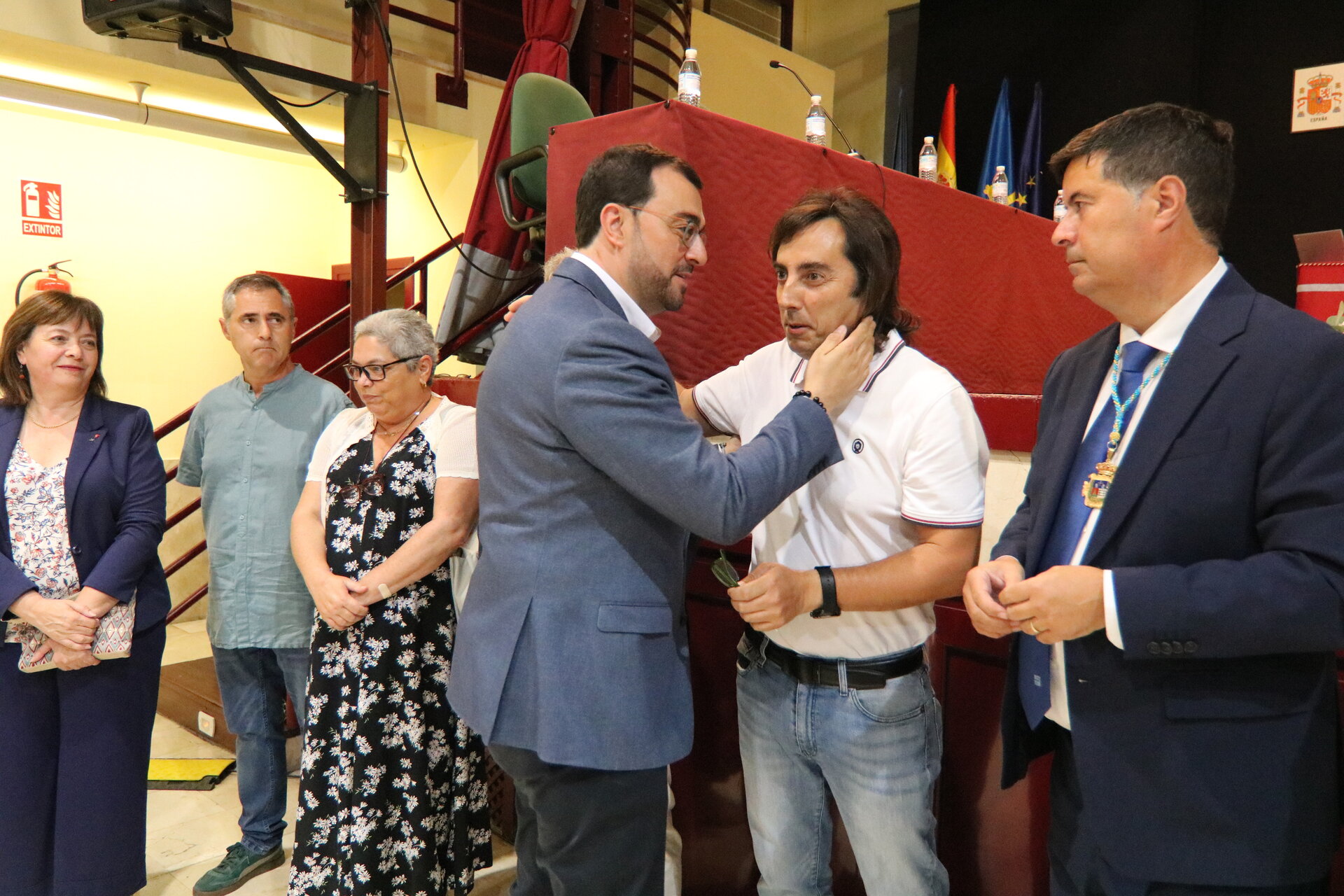 El esperado saludo entre el presidente del Principado, Adrián Barbón y el alcalde saliente, Gerardo Sanz, que elevó mucho la crítica a la gestión del gobierno regional con Llanera