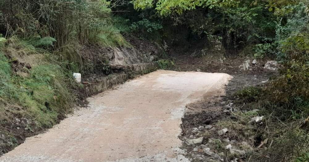 Obras de mejora de caminos en El Mazucu, Llanes.