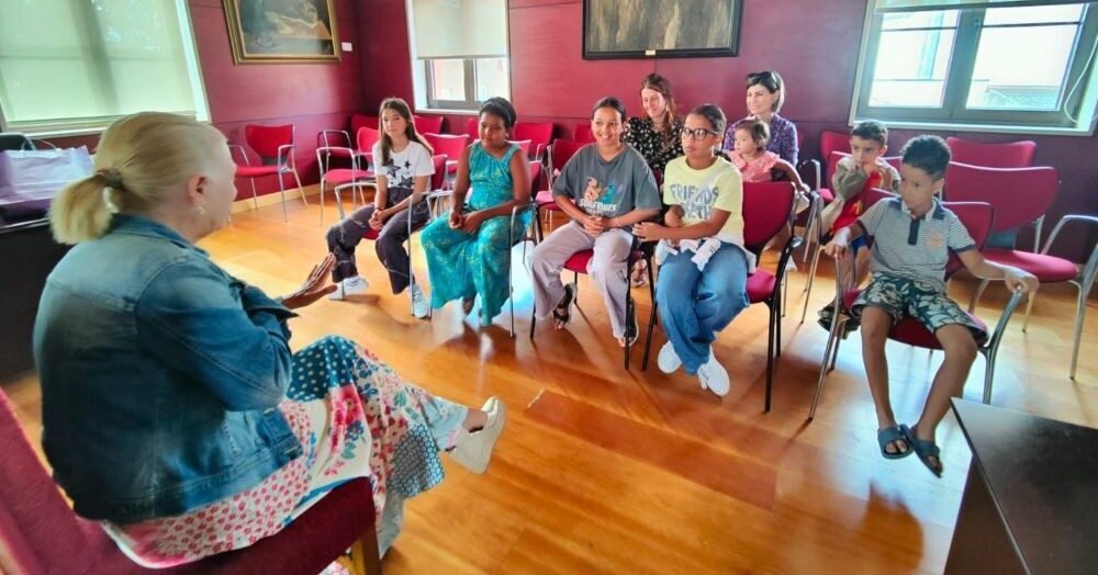 Amparo Antuña, alcaldesa de Noreña, hablando con los niños y sus mamás de acogida