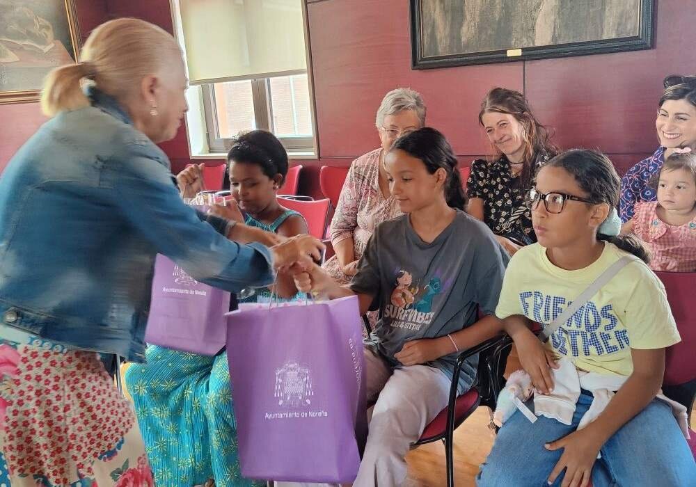 Amparo haciendo entrega de los regalos