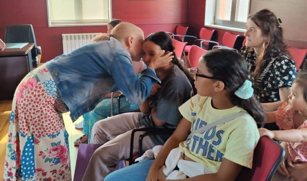 Amparo Antuña besa para despedirse a Hanna