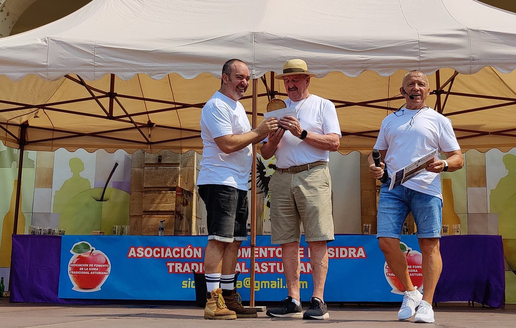 Jonathan, el escanciador más dicharachero, con Tano y Javi.