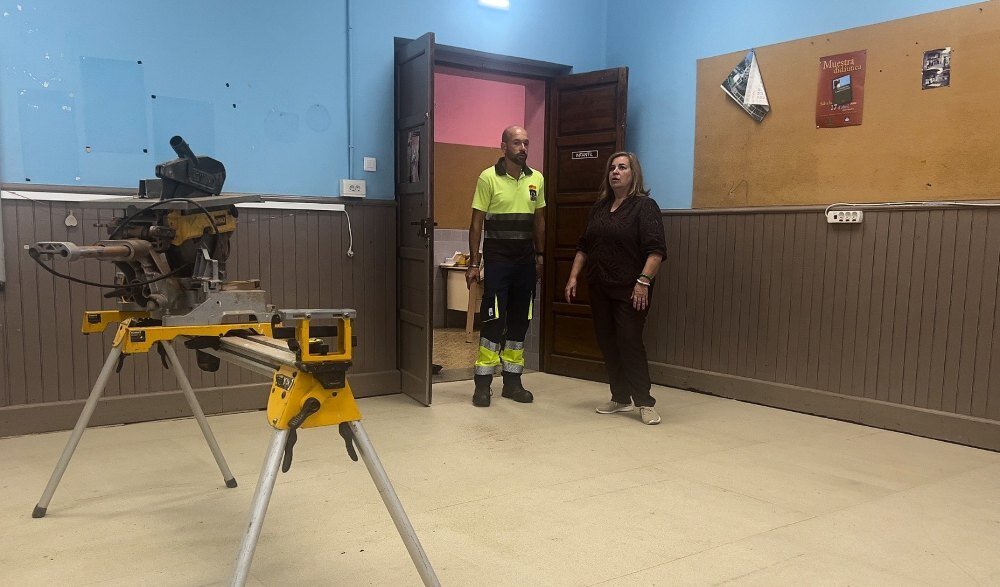 Montserrat Alonso, concejala de Educación, visitando las obras con personal municipal.