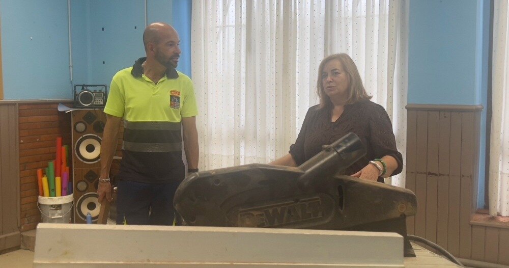 Montserrat Alonso visitando las obras con personal municipal.