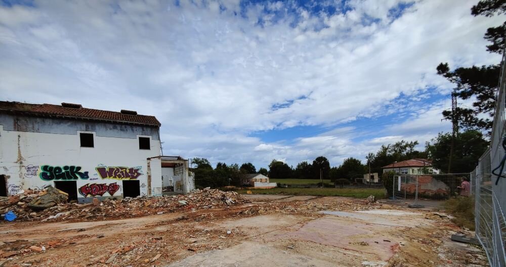 Lateral de los terrenos de la antigua fábrica La Piquera.