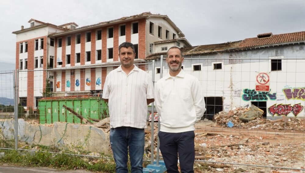 Ángel García, alcalde de Siero, y Javier Rodríguez, concejal de Ordenación y Gestión Urbanística, Vivienda y Empleo, visitaron las obras.