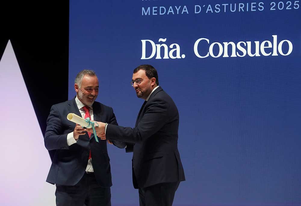 2025_09_08-Presidente-entrega-medallas-10