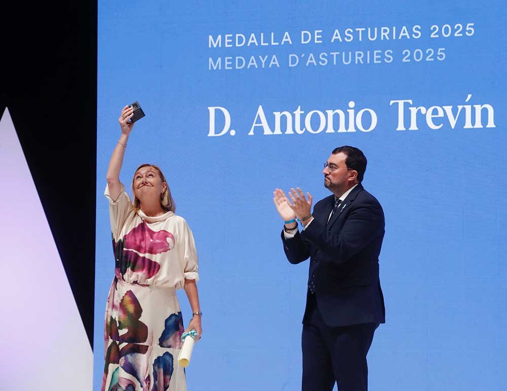 2025_09_08-Presidente-entrega-medallas-3