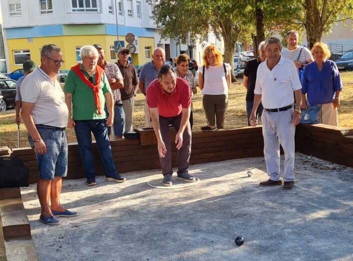 Alejandro Vega, alcalde de Villaviciosa, jugando a la petanca.