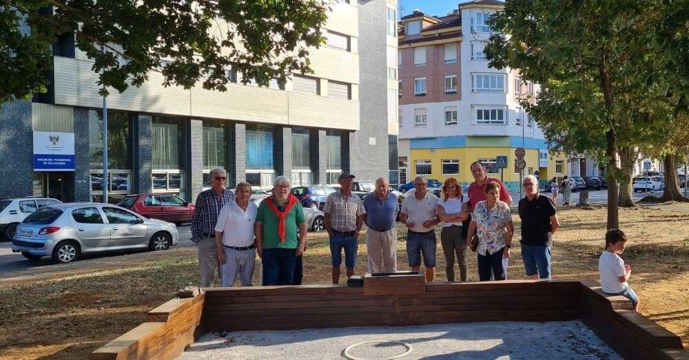 Alejandro Vega, Lorena Villar, Mariano Pastor, junto con otros miembros de la directiva y socios del Hogar.