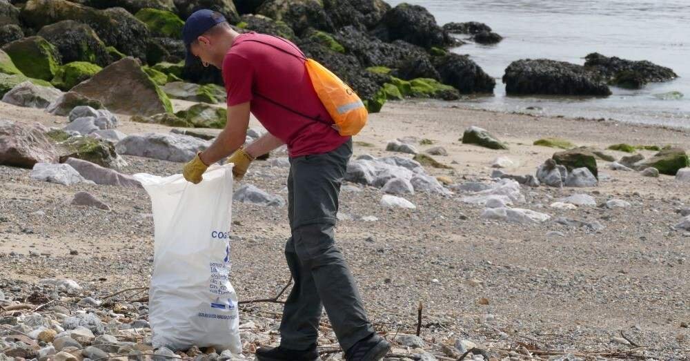 Limpieza voluntaria de la costa asturiana.