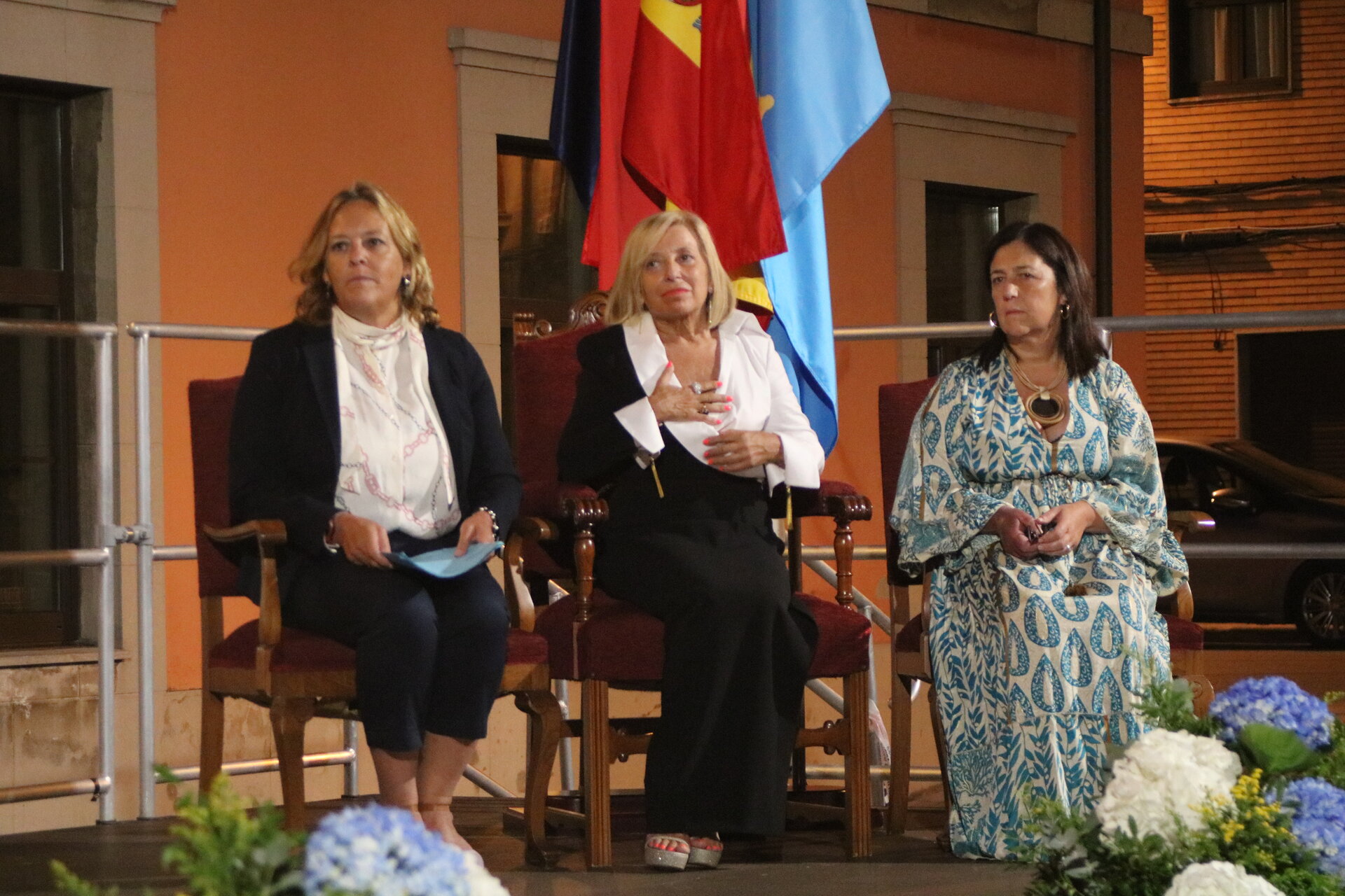 A la izda, la pregonera junto a la alcaldesa de Noreña, Amparo Antuña y la concejala de festejos, María Luisa Fonseca