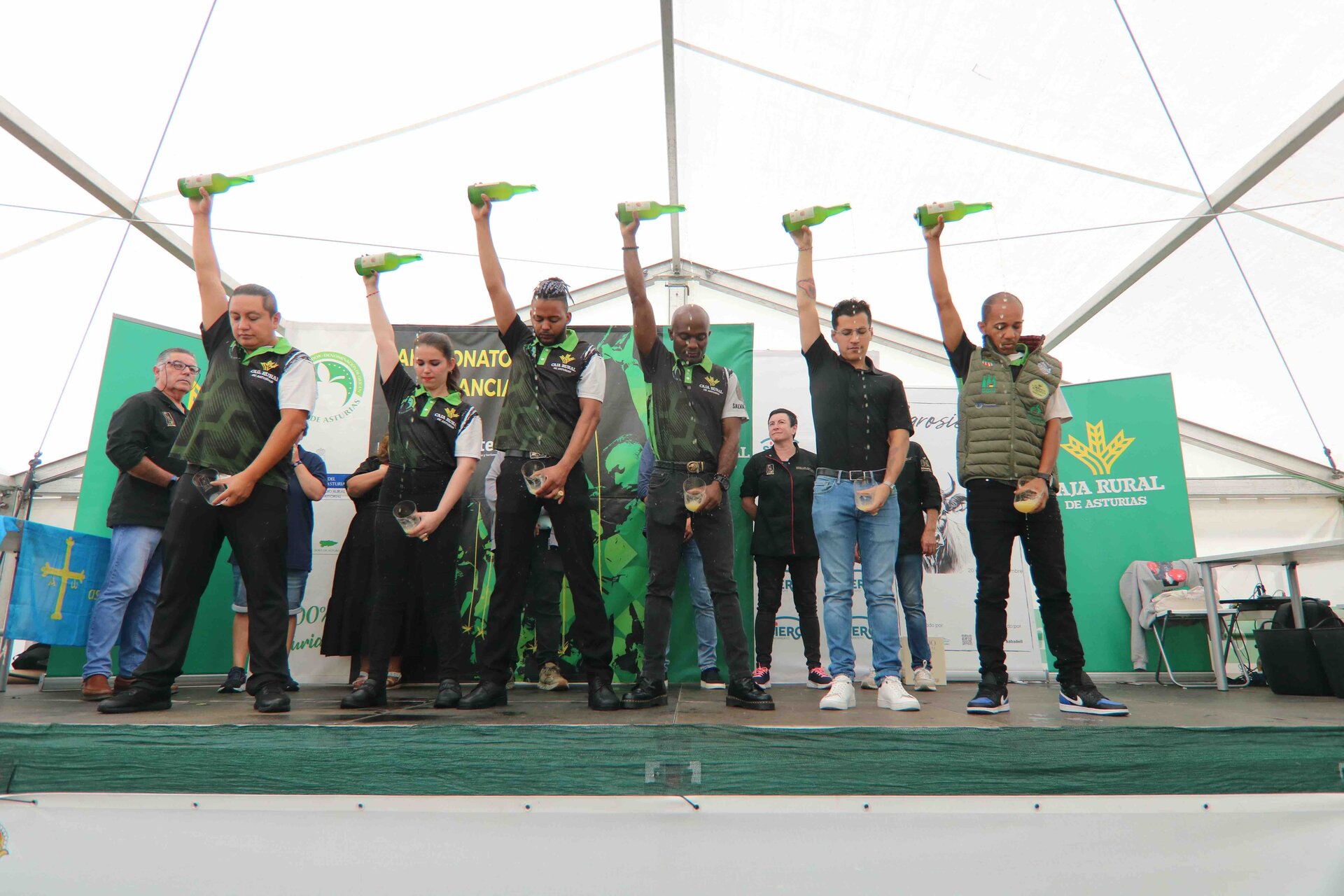 Los primeros clasificados del concurso echando un culete tras la finalización del mismo