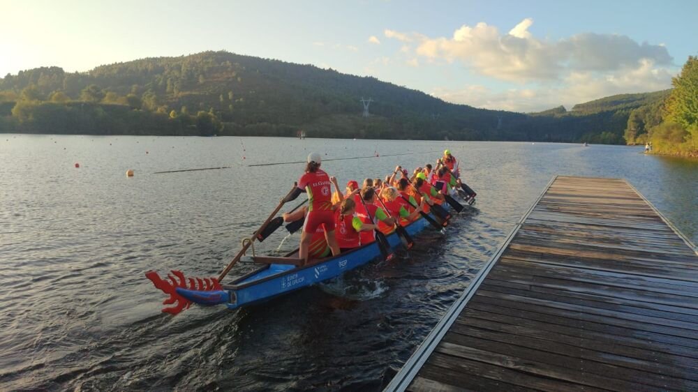 Barco Dragón Mixto del C.P. El Gaitero Villaviciosa iniciando serie en el Campeonato de España.