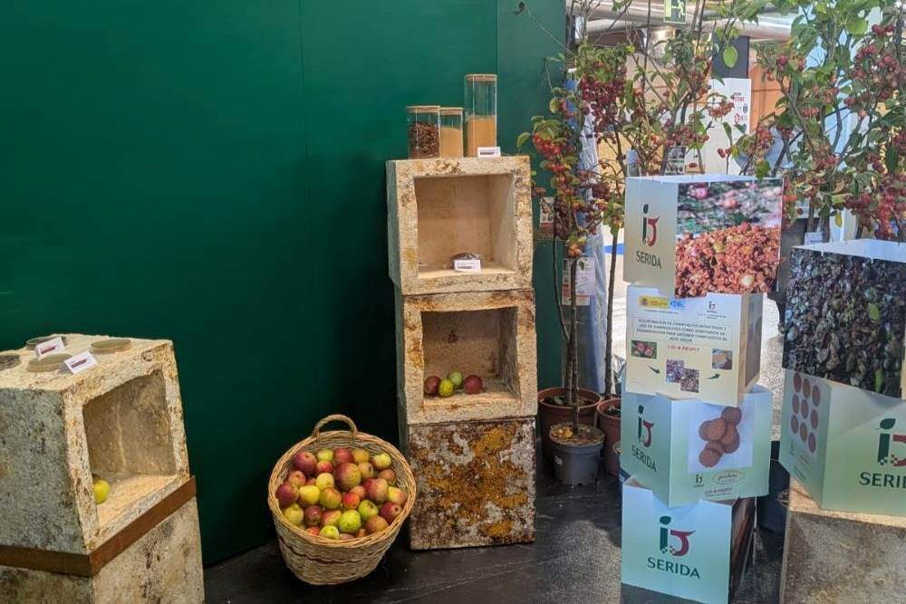 Elementos de la exposición Del residuo al recurso, historias que dan segunda vida al campo.