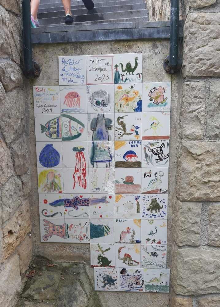 Tazones. Azulejos realizados por los niños junto a Charo Cimas desde 2023 junto con los de este año.