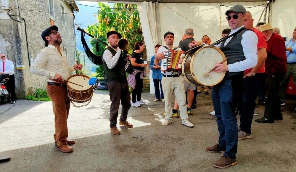 Bandina Tradicional Los Muiles, animadores del pasacalles y del vermú del sábado.