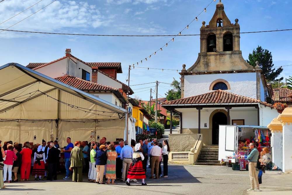 Vista general de la iglesia y la carpa.