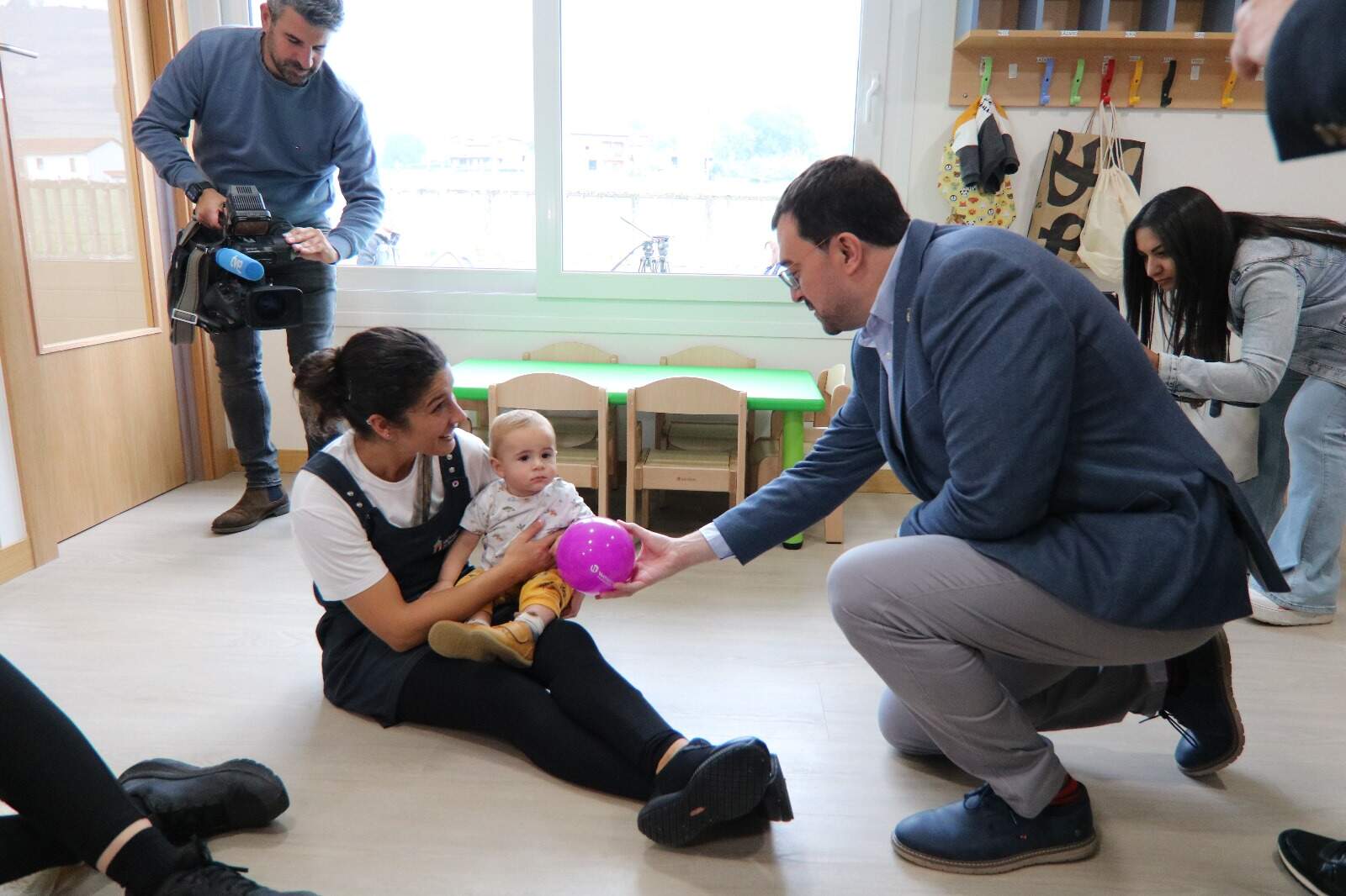El presidente junto a Nico Noriega, uno de los niños de la escuelina de Sariego, al que acompaña la educadora Marina Manteca