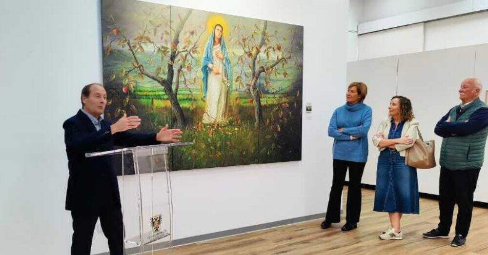 Luis Repiso en un momento de la explicación de su obra.