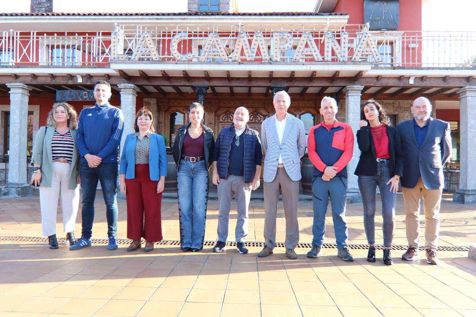 El jurado del premio Llanerense del año poco antes de iniciar las deliberaciones