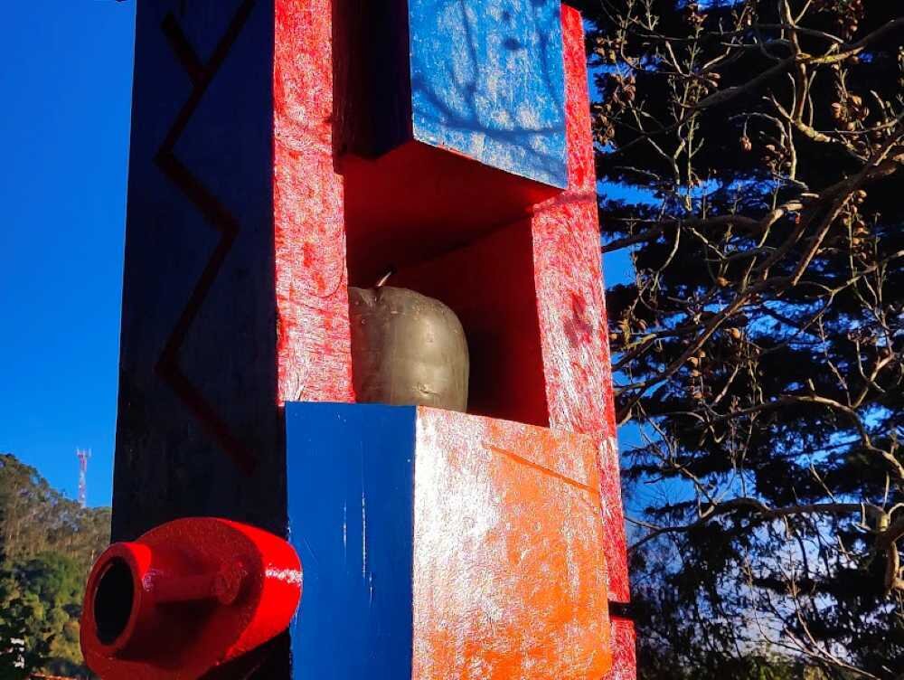 Manzana recuperada e integrada en la escultura de Pablo Maojo.