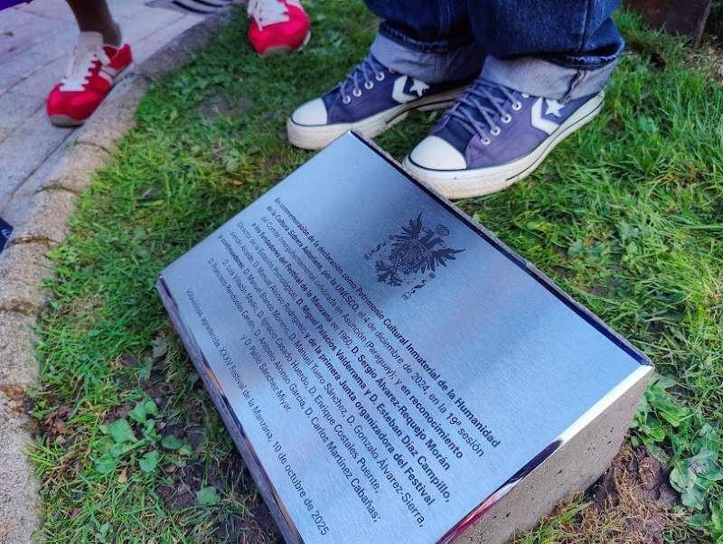 Placa homenaje a los pies de la escultura de Maojo.